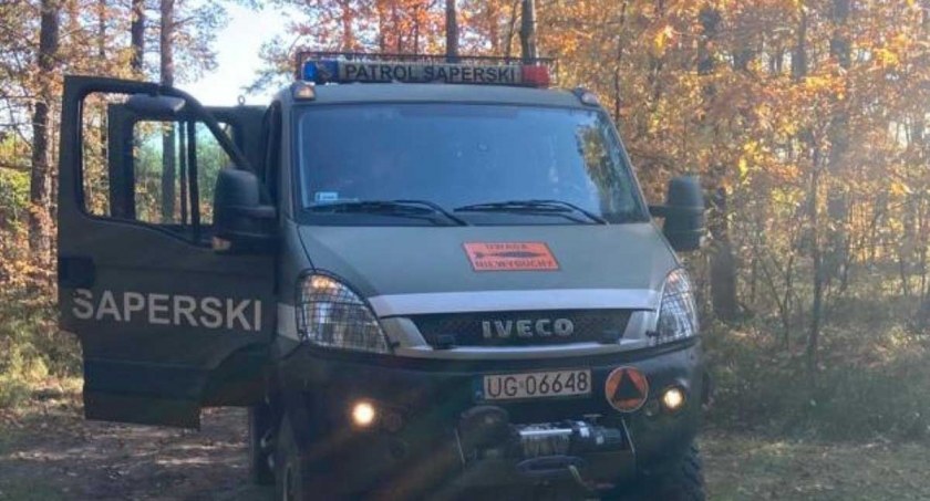 Mundurowi zabezpieczali miejsce znaleziska do czasu przyjazdu patrolu saperskiego z Jednostki Wojskowej w Tomaszowie Mazowieckim fot.: KPP Pajęczno 