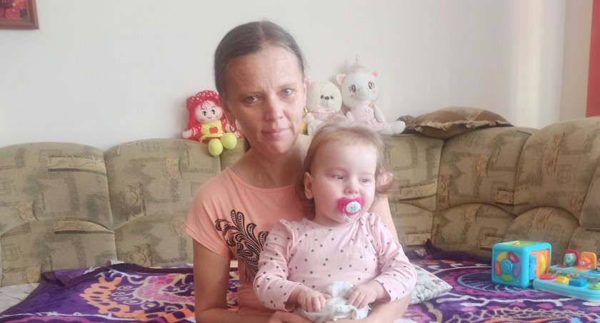 Mała Lenka, głosem swoich rodziców, prosi o wsparcie. Dziewczynka nie ma jeszce postawionej całej diagnozy, ale już wiadomo,   że wymaga kosztownej rehabilitacji. fot.: Magdalena Lizurej