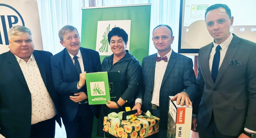 Na zdjęciu gospodarze z gminy Skomlin wraz z przybyłym na uroczystość wójtem Grzegorzem Marasem i pracownikami PT KRUS w Wieluniu – specjalistą ds. prewencji Piotrem Wróblem i kierownikiem PT Tomaszem Dawidziakiem fot.: archiwum KRUS