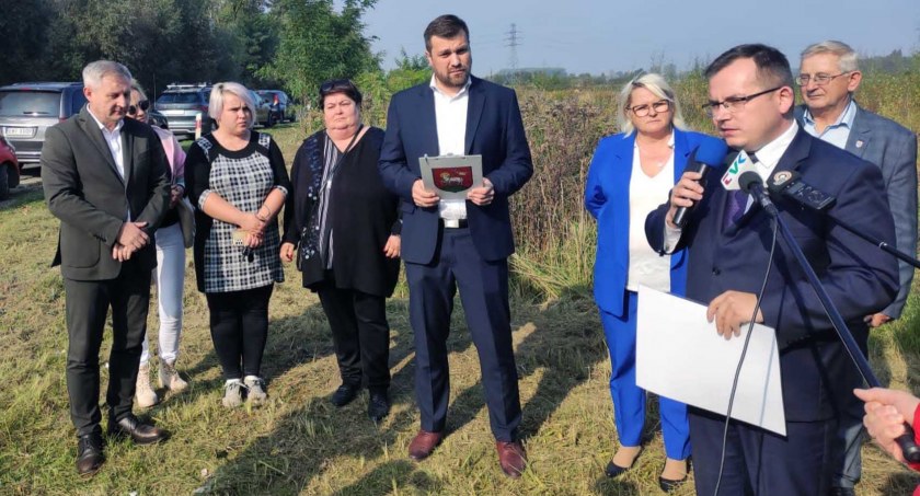 W trakcie konferencji mieszkańcy cukrowni i prezes Wieltonu dziękowali posłowi Pawłowi Rychlikowi