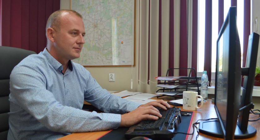 Kierownik Bartłomiej Panek zapewnia, że jeszcze w październiku odcinek drogi między Skomlinem a Toplinem będzie miał nową nawierzchnię Fot.: Elżbieta Wodecka 