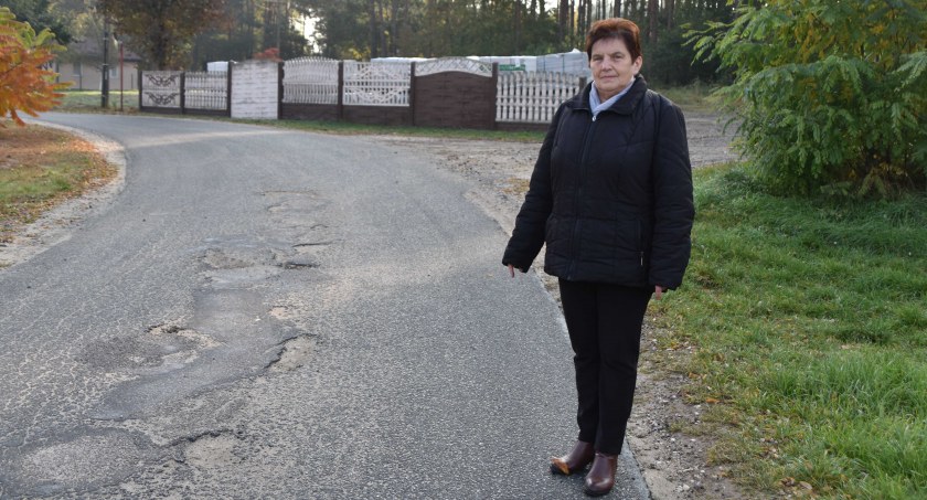 Sołtyska Czesława Rogala przyznaje, że w niektórych miejscach wioski występują duże dziury na drodze, które urząd gminy dwa razy w roku wypełnia. Liczy, że w niedalekiej przyszłości uda się wykonać jej gruntowny remont  fot.: Katarzyna Cieślik 
