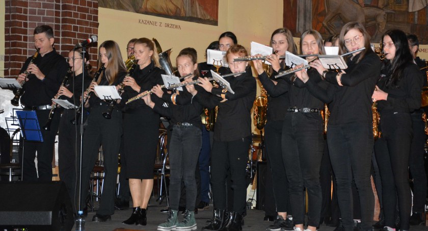 Orkiestra w nowych koszulach, z logiem zespołu, prezentowała się również podczas koncertu patriotycznego w Kiełczygłowie  fot.: Grzegorz Boroń