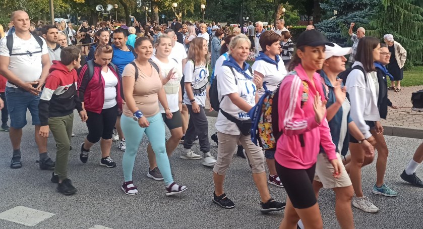 zdjęcie pielgrzymów z Wielunia w drodze na Jasną Górę
