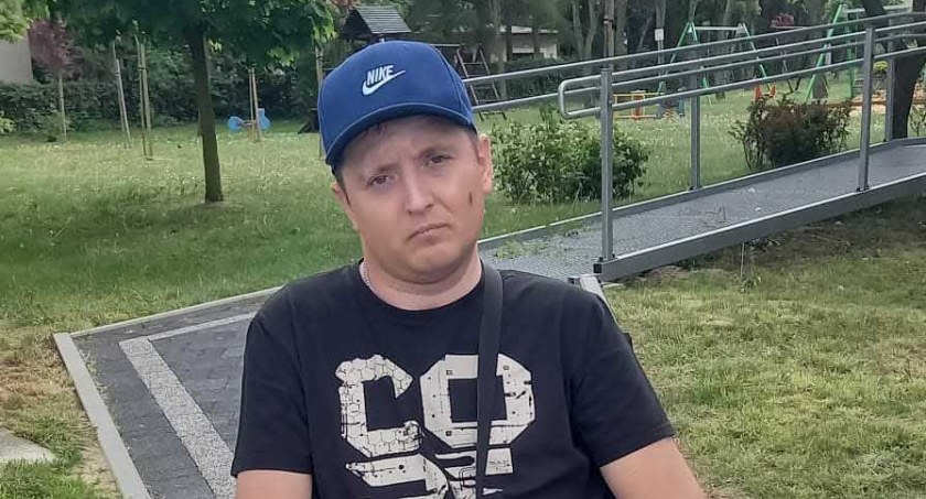 Przemek, dzięki codziennej ciężkiej pracy, uczynił znaczne postępy, ale wciąż wymaga intensywnej rehabilitacji. Jego dalsze leczenie można wesprzeć w zbiórce internetowej na siepomaga.pl lub uczestnictwem w balu charytatywnym  fot.: archiwum prywatne