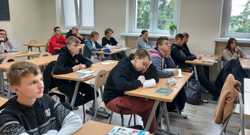 Mundurowi prowadzili profilaktyczne pogadanki tym razem w Białej i w Pajęcznie fot.: arch. KPP w Pajęcznie