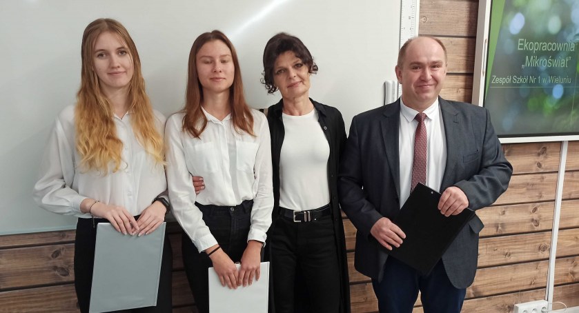 20 października, w Dzień Krajobrazu przecięto symbolicznie wstęgę nowej ekopracowni w ZS nr 1 w Wieluniu. Nazwano ją „Mikroświat” fot.: Magdalena Lizurej