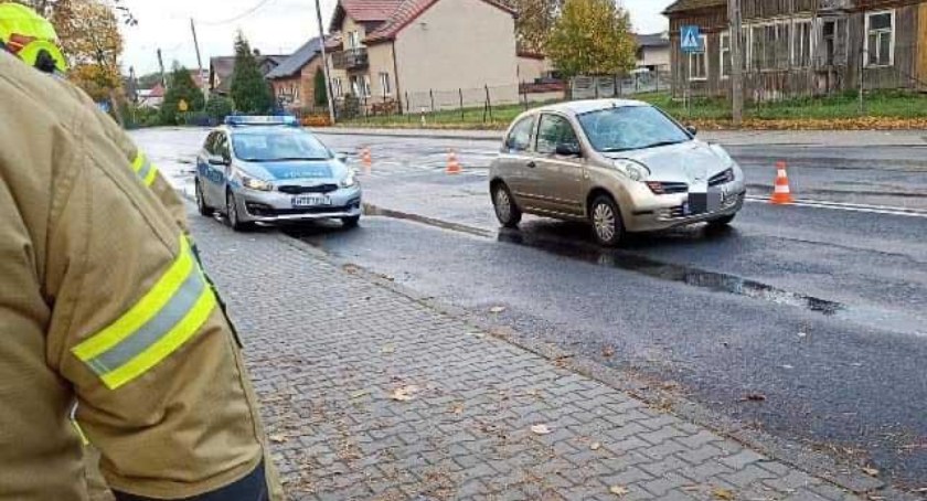 Samochodem marki nissan micra kierowała 80-letnia staruszka  Fot.: Ochotnicza Straż Pożarna w Sokolnikach 