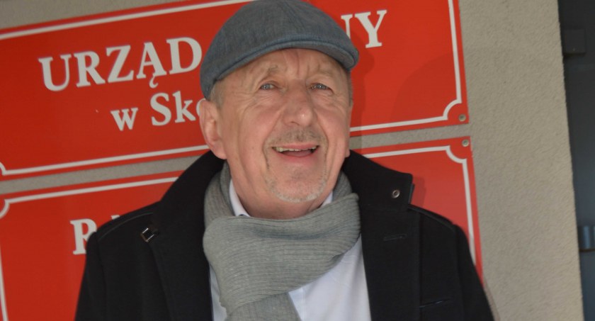 O wykorzystaniu starej kostki, sołtys Józef Spodymek myślał już wtedy, kiedy we Wróblewie rozpoczęła się kanalizacja   Fot.: Elżbieta Wodecka 