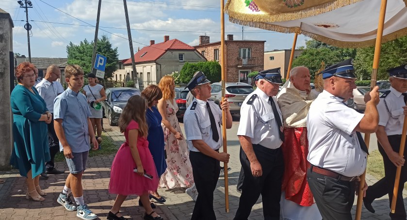 zdjęcie wiernych podczas procesji w Czarnożyłach/fot.: Magdalena Lizurej