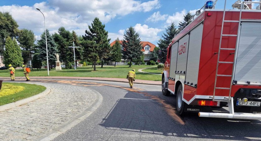 Na zdjęciu strażacy podczas akcji usuwania plamy w Sulmierzycach / Fot. Facebook / OSP KSRG Sulmierzyce