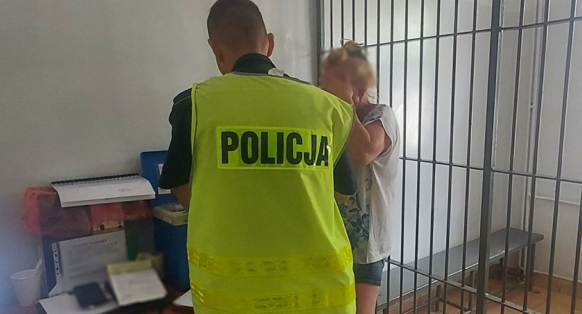 Na zdjęciu moment doprowadzenia kobieta do aresztu / Fot. KPP Łęczyca