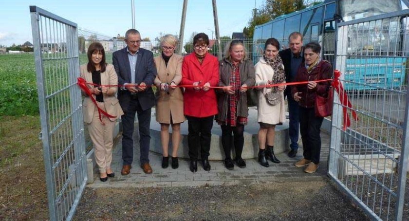 Każdą z trzech inwestycji otwarto, przecinając symboliczną wstęgę fot.: UG w Białej