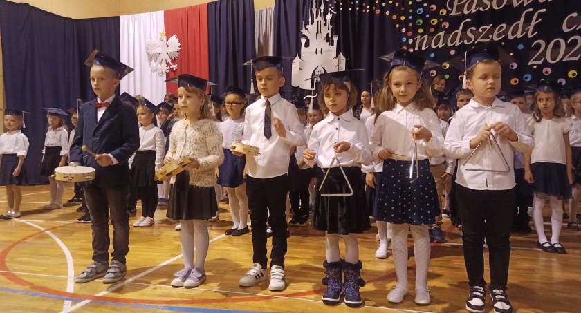 Uczniowie trzech klas złożyli uroczyste ślubowanie na sali gimnastycznej SP nr 2 fot.: Magdalena Lizurej