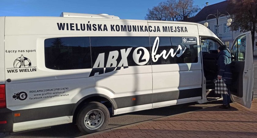 Pasażerowie, z którymi rozmawialiśmy, chwalili komfort jazdy busikami, ale wskazywali brak miejsca na dodatkowy bagaż fot.: Magdalena Lizurej