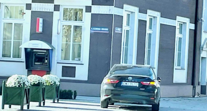 Paweł Okrasa swój służbowy samochód zaparkował tuż przy ratuszu, w miejscu w którym parkować nie wolno…  fot.: archiwum prywatne Czytelnika