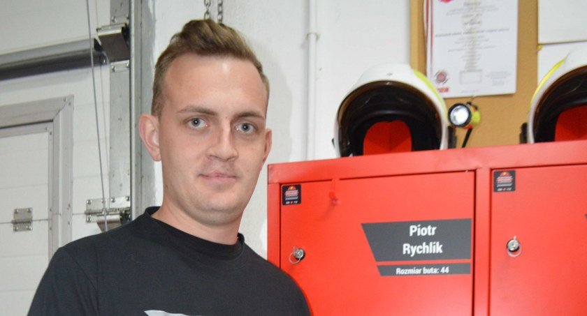 - Za dotację uzyskaną z Fundacji Orlen kupimy podobne ubranie specjalne – cieszy się naczelnik Piotr Rychlik Fot.: Elżbieta Wodecka 