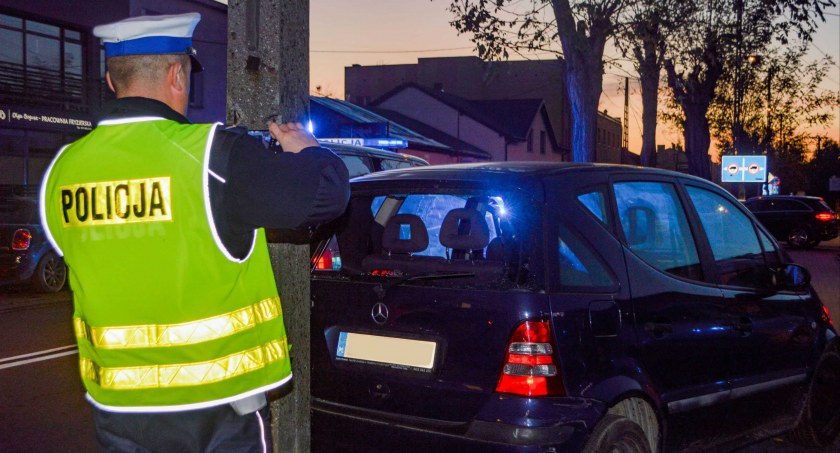 Karetka pogotowia, z poszkodowaną, odjechała z miejsca zdarzenia na sygnale  Fot.: Elżbieta Wodecka 