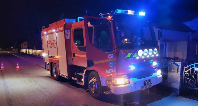 Ze wstępnych ustaleń policjantów wynika, że 41-latek kierujący renault megane, z nieustalonych dotąd przyczyn, potrącił znajdującego się na jezdni 68-letniego mężczyznę fot.: OSP Wierzchlas
