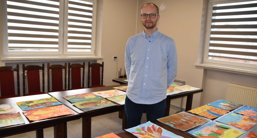 Andrzej Łuszczyk cieszy się, że konkurs plastyczny ,,Wszystko się mieni w barwach jesieni’’ spotkał się z tak dużym odzewem. Nie ukrywa jednak, że prace są na bardzo wysokim poziomie i nie będzie łatwo wybrać najlepsze fot.: Katarzyna Cieślik 