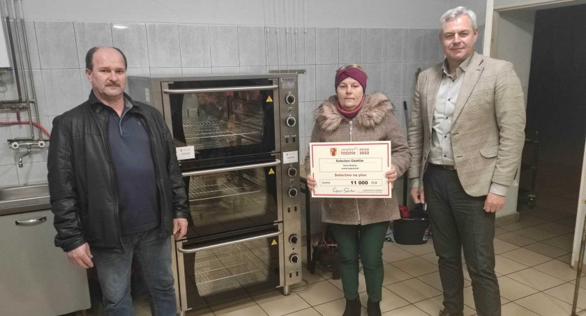 W Gawłowie świetlica wiejska wzbogaciła się o piec elektryczny, natomiast w Suchowoli zakupiono m.in. piec konwekcyjno – parowy oraz zastawę stołową dla 48 osób fot.: Urząd Gminy Rząśnia 