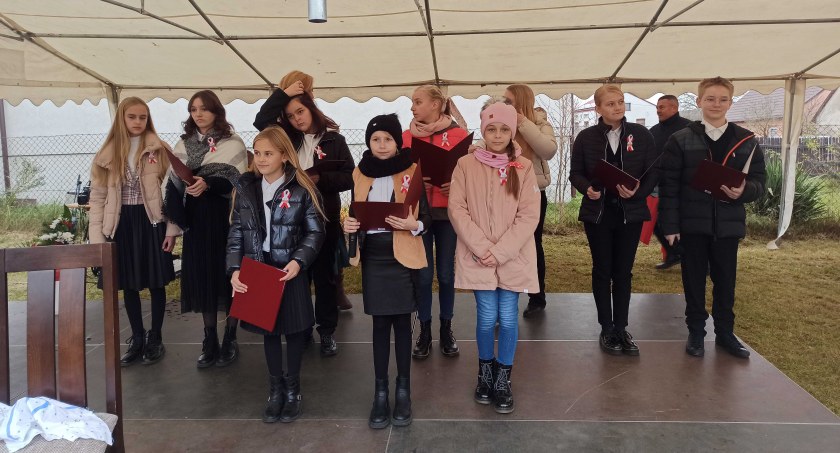 W rocznicę urodzin, 13 listopada, odsłonięto w Drobnicach obelisk na cześć Ignacego Batora  fot.: Magdalena Lizurej