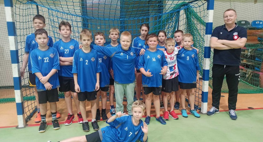 Dzieci z rocznika 2010 MKS-u Wieluń gościły sześć innych drużyn w trakcie Turnieju Biało-Czerwonego Fot.: Magdalena Lizurej