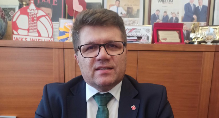 Rok temu Paweł Okrasa kupił droższy samochód, niż chcieli radni. Teraz sprawdzą w jaki sposób auto wykorzystuje fot.: Magdalena Lizurej