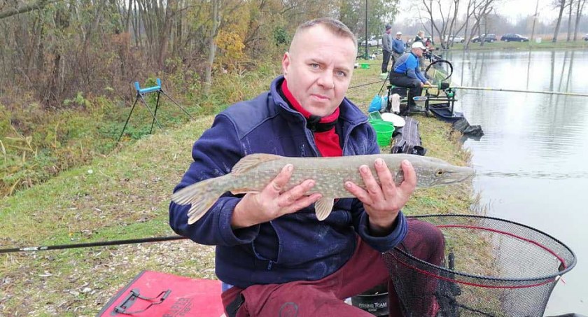 W trakcie ostatnich zawodów Marcin Zając wyciągnął z wody pięknego szczupaka o wadze 1,6 kg fot.: archiwum stowarzyszenia