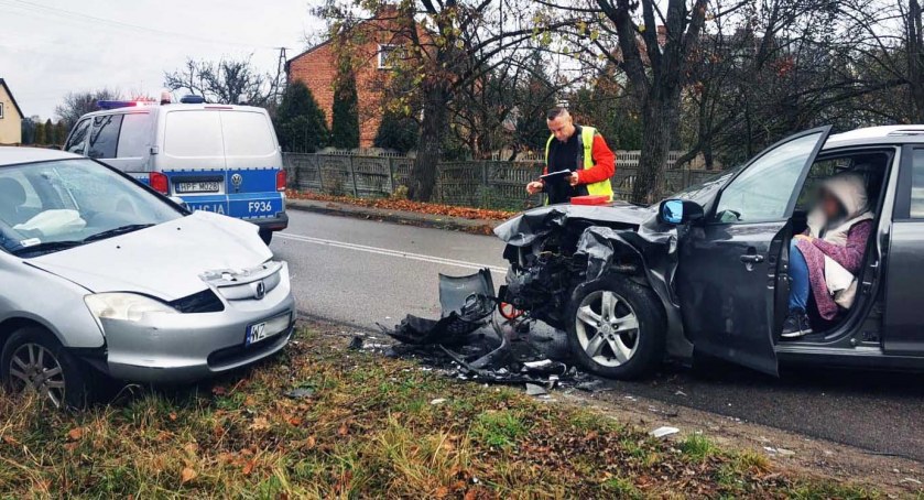 W miejscu wypadku ruch był utrudniony. Samochody uczestniczące w wypadku prezentowały się nieciekawie fot.: Antoni Zych