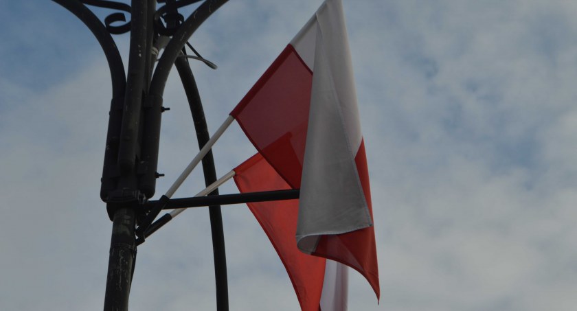 Biel na niektórych flagach przy pl. Legionów miała szary odcień  Fot.: Elżbieta Wodecka 