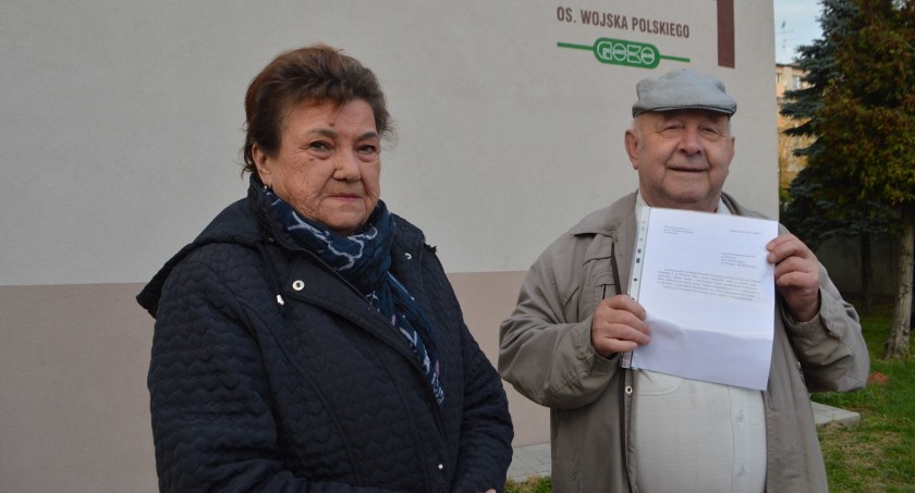 Maria Kubacka i Stanisław Wilk pokazują pismo, które napisali do komornika Hanny Pagacz Fot.: Elżbieta Wodecka 