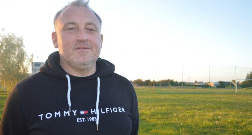 Prezes Jarosław Holicki cieszy się, że już niedługo LKS Wierzchlas będzie miał do dyspozycji nowoczesne boisko Fot.: Elżbieta Wodecka 
