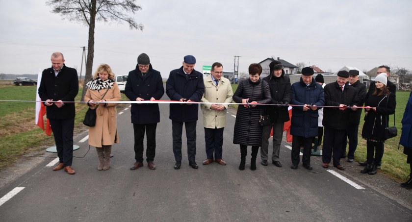 Nie zabrakło przecięcia wstęgi i poświęcenia nowej nawierzchni drogi powiatowej Czarnożyły – Gromadzice fot.: Katarzyna Cieślik 