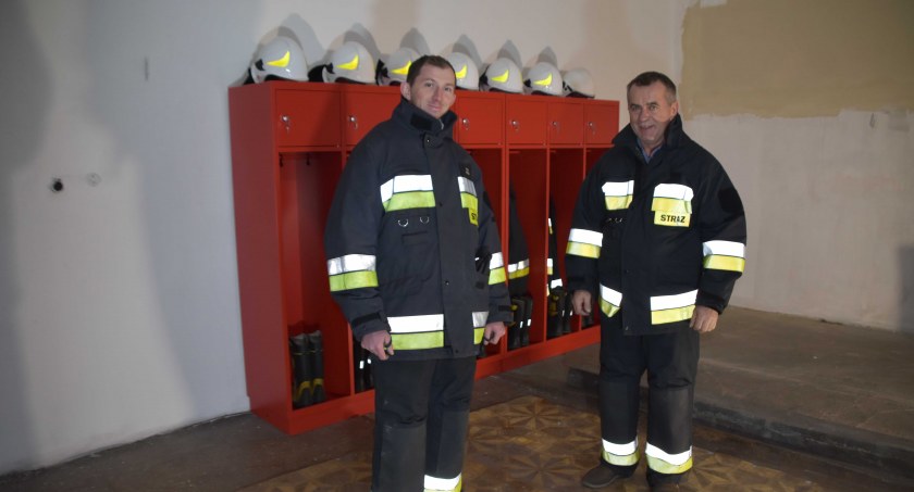 Prezes Adam Nowak (z lewej) oraz wiceprezes Krzysztof Marcinkowski cieszą się z nowych szafek i możliwości przeprowadzania remontu w garażu  fot.: Katarzyna Cieślik 