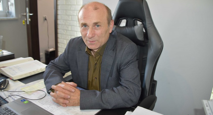 Budowę dwóch domków rekreacyjnych realizuje P.H.U. ,,Dachy Domagała” z Dębiny. Wójt Jarosław Trojan informuje, że w przyszłości, jeśli uda się zdobyć dofinansowanie, gmina Osjaków chciałaby też wybudować przystań kajakową  fot.: Katarzyna Cieślik