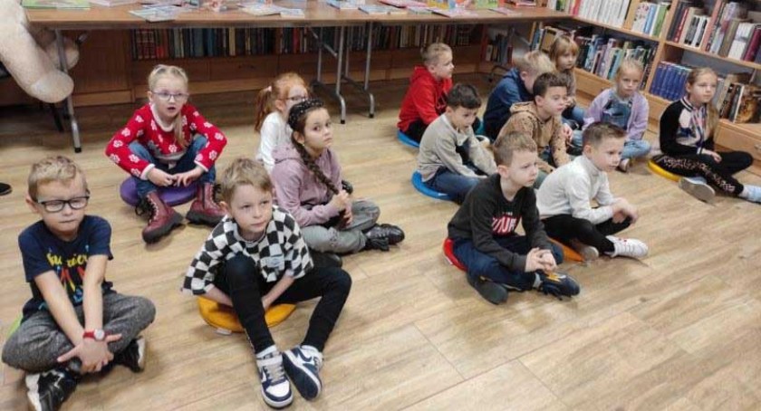 Dzieci chętnie sięgają po kolorowe kredki, aby ekspresyjnie wyrazić swoje emocje fot.: arch. UG w Białej