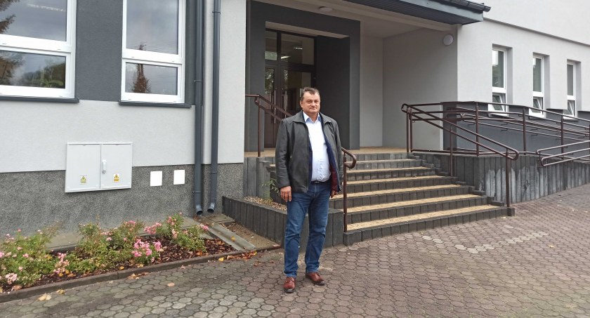Wójt Konopnicy, Grzegorz Turalczyk, podkreśla, że urzędnicy na własnych skórach mogą się przekonać o rezultatach termomdernizacji. Budynek jest nie tylko bardziej estetyczny, ale przede wszystkim o wiele ekonomiczniejszy w utrzymaniu fot.: Magdalena Lizurej