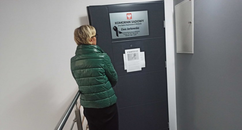 Wieluńscy komornicy przyłączyli się do ogólnopolskiego protestu po ataku na swoją koleżankę fot.: Magdalena Lizurej
