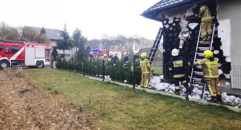 Akcja straży trwała ponad dwie godziny. Ocalono majątek warty ponad 200 tys. zł fot.: RAJCH Agencja Prasowa