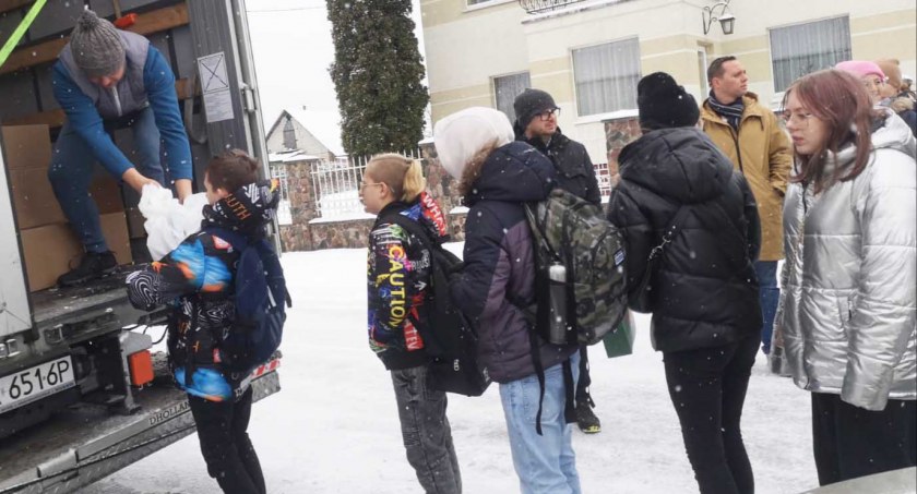- Zarówno paczki świąteczne dla dzieci, jak i potrzebne produkty codziennego użytku – odzież, pożywienie, chemia gospodarcza, zostały ciepło przyjęte przez dzieci i młodzież z Kresów fot.: archiwum prywatne