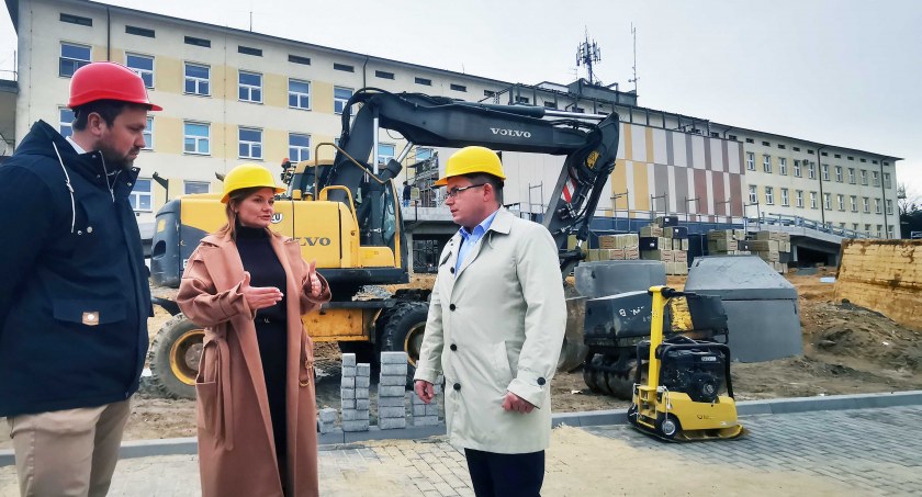 Od lewej: wicestarosta Krzysztof Dziuba, dyrektor szpitala Anna Freus i poseł Paweł Rychlik. Cała trójka podkreśla, że grają dla szpitala w jednej drużynie RAJCH Agencja Prasowa
