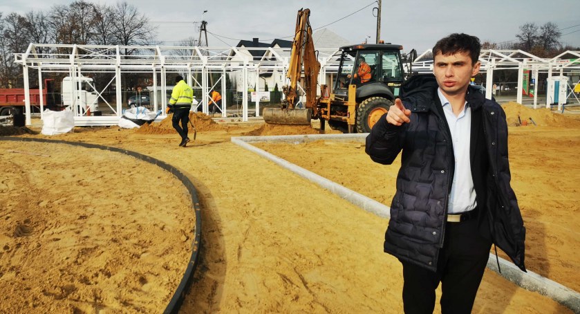 Dominik Drzazga dogląda inwestycji w centrum miasta. Zadanie warte niespełna siedem milionów, gminę będzie kosztować jedynie 350 tys. zł fot.: Sławomir Rajch