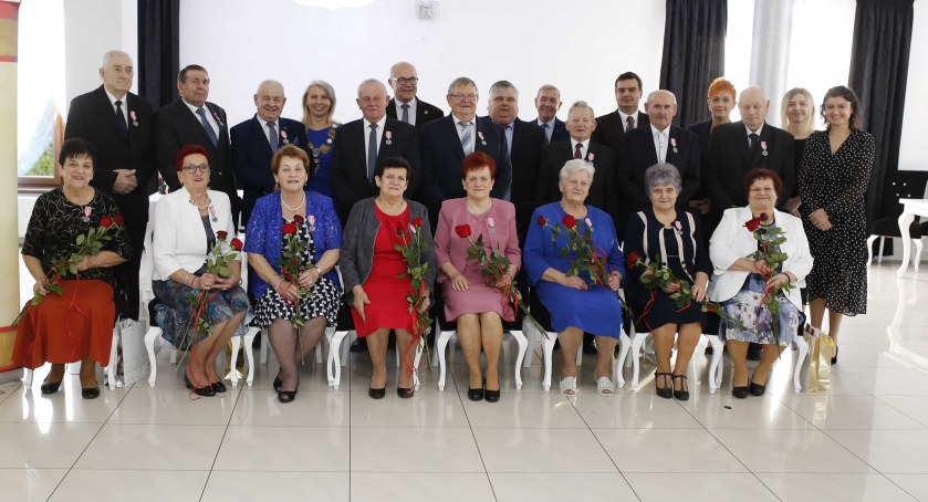Osiem par z gminy Skomlin odznaczonych zostało medalami „Za długoletnie pożycie małżeńskie”  Fot.: Urząd Gminy w Skomlinie/ archiwum prywatne 