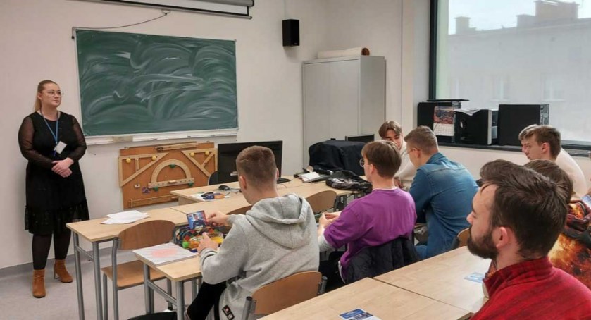 Być może już niedługo niektórzy z tych maturzystów podejmą pracę w szeregach policjantów  fot.: Komenda Powiatowa Policji w Wieruszowie 