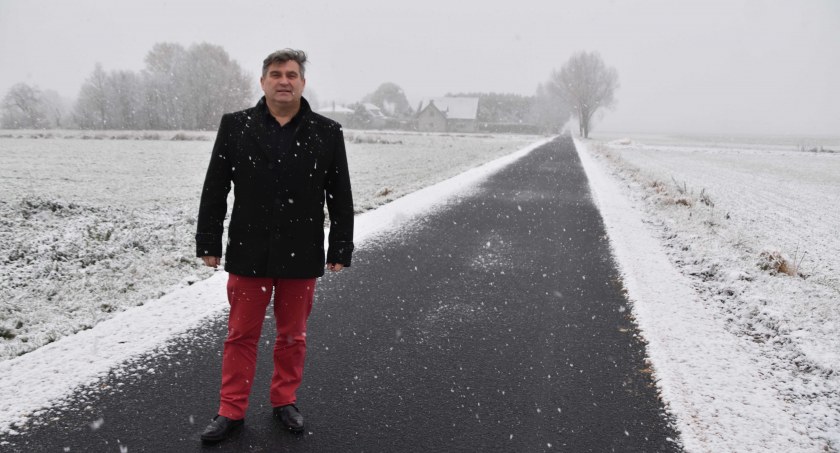 Wójt Mariusz Mielczarek informuje, że prace na drodze w Kolonii Chorzew zakończyły się zgodnie z umową pod koniec października fot.: Katarzyna Cieślik 