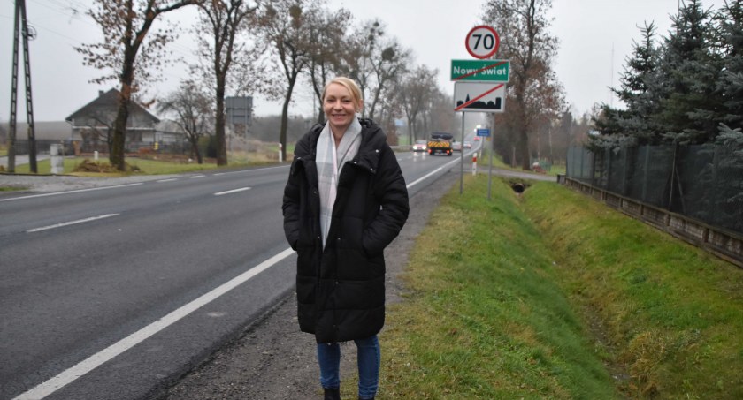 Sołtyska Izabela Błaszczak podkreśla, że największym marzeniem sołectwa Nowy Świat jest powstanie chodnika na drodze krajowej nr 43 fot.: Katarzyna Cieślik 