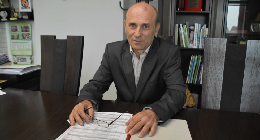 Wójt Jarosław Trojan podkreśla, że gmina nie rezygnuje z odbudowy infrastruktury lekkoatletycznej na stadionie sportowym w Osjakowie, tylko w obecnej sytuacji gospodarczej, przy tylu inwestycjach, nie jest teraz w stanie jej sfinansować  fot.: Katarzyna Cieślik 