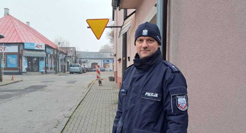 Dzielnicowy mł. asp. Piotr Charciarek wdrożył Plan Priorytetowy uwzględniający poprawę bezpieczeństwa uczestników ruchu drogowego w rejonie skrzyżowania ul. Kościuszki z ul. Wyszyńskiego fot.: KPP w Pajęcznie 
