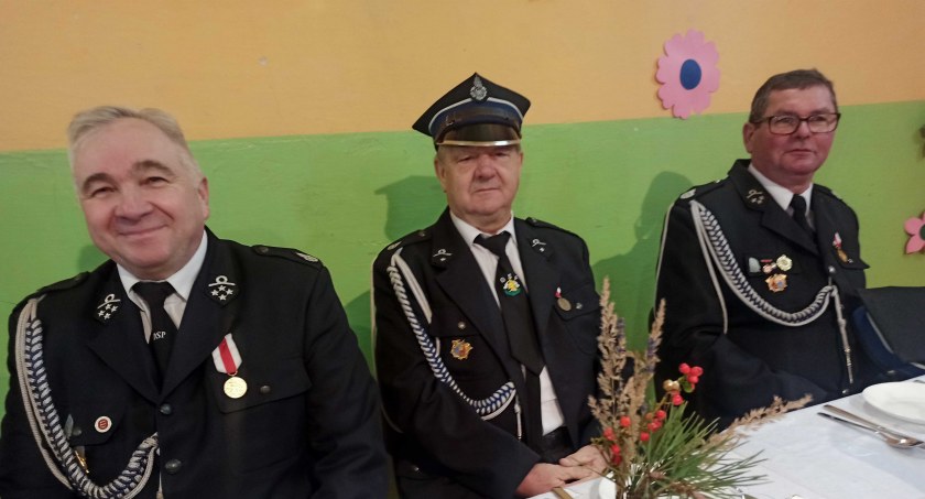 Podczas wieczorku, inaugurującego działalność KGW w Bieniądzicach, gospodynie zaserwowały pyszności domowej roboty fot.: Magdalena Lizurej